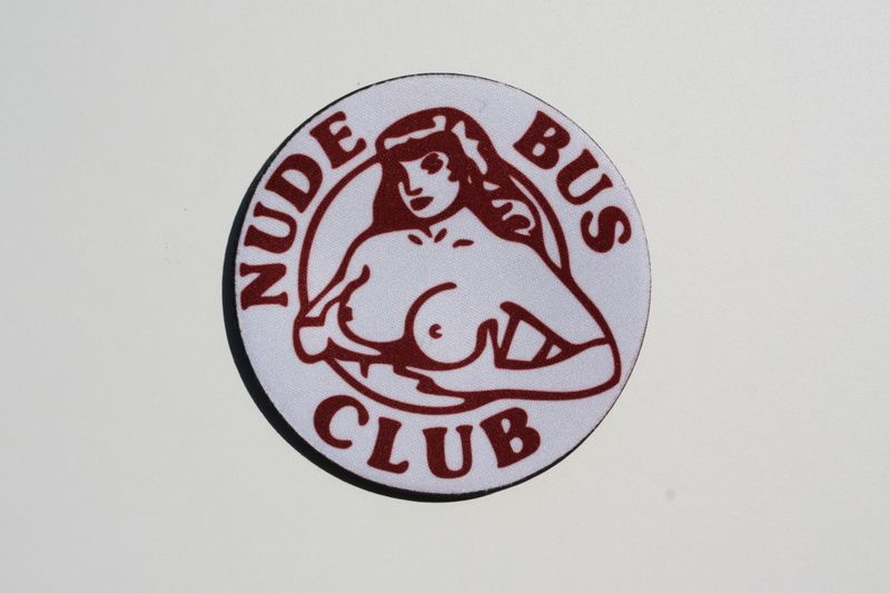 NUD BUS CLUB, hvit med rød skrift ØL Brikke