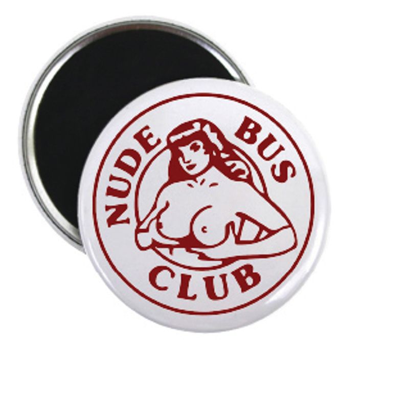 Nude Bus Club Rød Button t 55mm, Velg alternativ i menyen